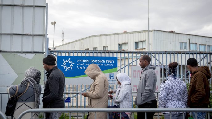מהגרים אפריקאים בתור לרשות ההגירה בבני ברק (מרים אלסטר / פלאש90)