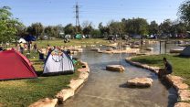 מטיילים במעיין חרוד (צילום אילוסטרציה: רשות הטבע והגנים בן מרדכי)