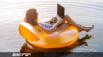 עובדת בחופשה (Shutterstock)