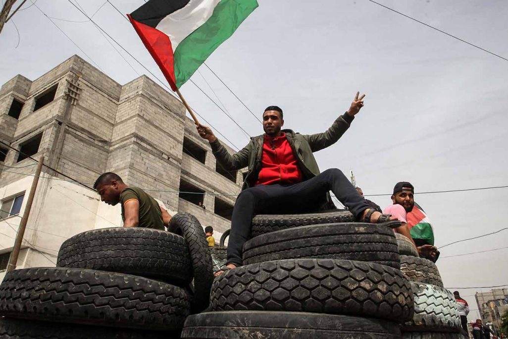 פלסטינים בעזה אוספים צמיגים לקראת ההפגנות בשישי. 5 באפריל (צילום: עבד ראחים כתיב/פלאש90)