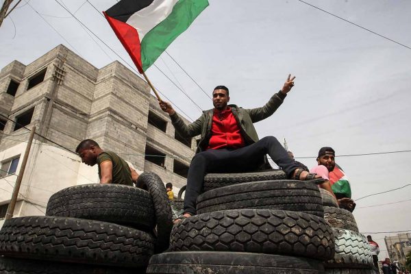 פלסטינים בעזה אוספים צמיגים לקראת ההפגנות בשישי. 5 באפריל (צילום: עבד ראחים כתיב/פלאש90)