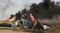 עזתים מבעירים צמיגים ומתעמתים עם כוחות צה"ל מול גדר הגבול ליד חאן יונס. 5 באפריל (AP Photo/Adel Hana)