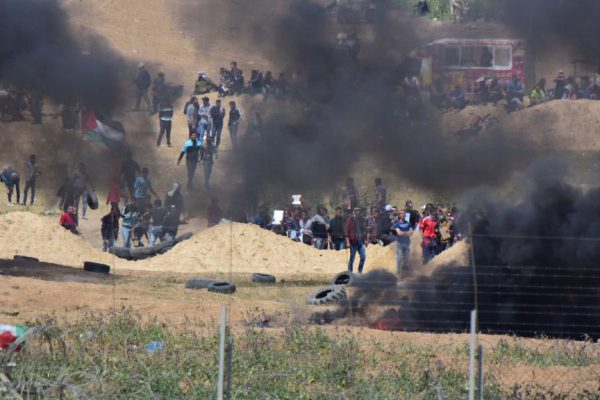 עזתים מבעירים צמיגים ומתעמתים עם כוחות צה"ל מול גדר הגבול . 6 באפריל (צילום: דו"צ)
