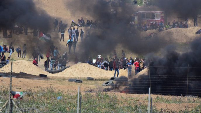 עזתים מבעירים צמיגים ומתעמתים עם כוחות צה&quot;ל מול גדר הגבול . 6 באפריל (צילום: דו&quot;צ)