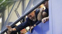 נשיא ברזיל לשעבר, לולה אינציו דה סילבה, מנופף לתומכיו מתוך מטה איגוד עובדי המתכת, בו מתבצר מפני המשטרה (צילום: AP Photo/Nelson Antoine).