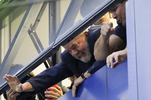 נשיא ברזיל לשעבר, לולה אינציו דה סילבה, מנופף לתומכיו מתוך מטה איגוד עובדי המתכת, בו מתבצר מפני המשטרה (צילום: AP Photo/Nelson Antoine).