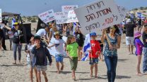 משחה מחאה בחוף דור - למען הרחקת אסדת הגז (צילום אורי מגנוס)