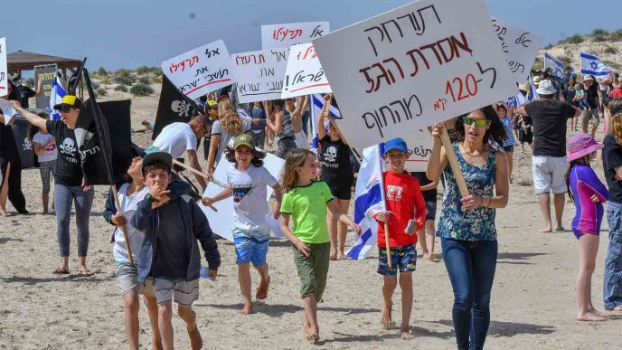 משחה מחאה בחוף דור &#8211; למען הרחקת אסדת הגז (צילום אורי מגנוס)