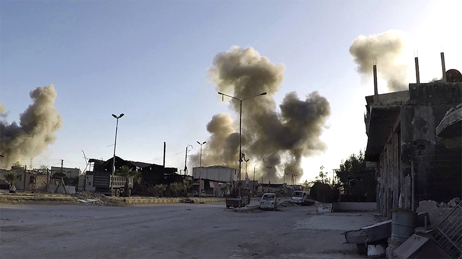 האם זה מה שגרם לצעד הסורי? עשן של ההפצצה על העיירה דומא, בסוריה, 8 באפריל 2018.  (צילום: Syrian Civil Defense White Helmets via AP).