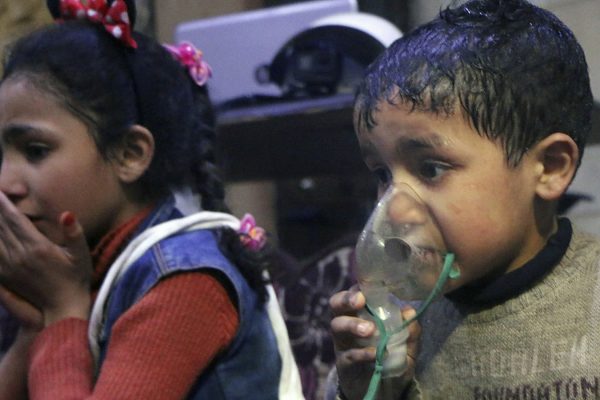 ילדים בטיפול רפואי לאחר מתקפה בעיר דומא (צילום: Syrian Civil Defense White Helmets via AP).