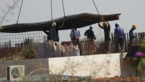 ועד המנופאים הארצי תעד עובדי ביניין סינים המפעילים מנופים בניגוד לחוק בשני אתרי בניה של חברת 'אסום' בשדרות ביום רביעי בבוקר (באדיבות ועד המנופאים)