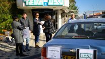 עובדי טבע אשדוד מפגינים בכניסה למפעל, דצמבר 2017 (פלאש90)