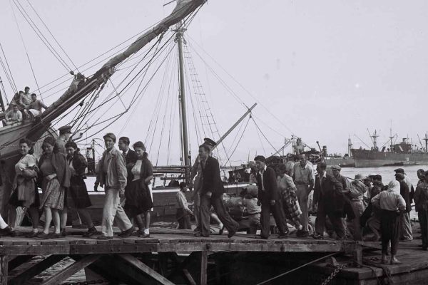 פליטים וניצולי שואה מגיעים לנמל חיפה, יולי 1946 (זולטן קלוגר, מתוך אוסף התצלומים הלאומי)