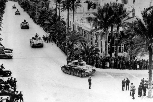 הצבא הנאצי ברחובות טריפולי, לוב. 27 במרץ 1941 (AP Photo)