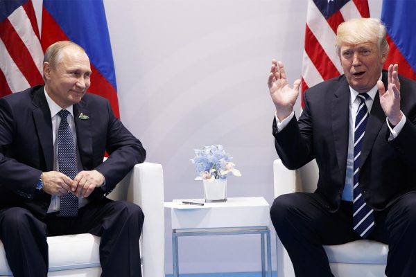 נשיא ארה״ב דונלד טראמפ עם נשיא רוסיה, ולדימיר פוטין, בועידת G20, יולי 2017. (צילום: AP Photo/Evan Vucci).