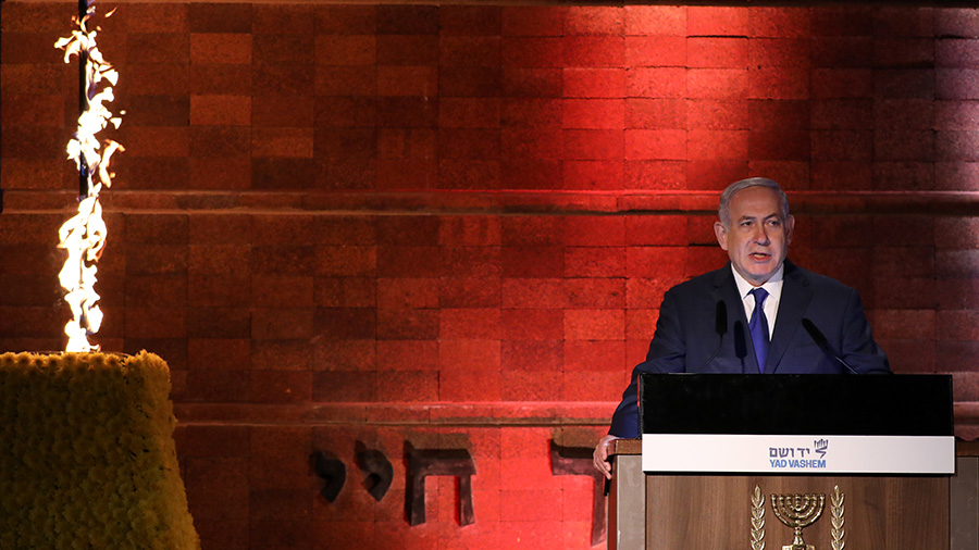 ראש הממשלה בנימין נתניהו נואם בטקס יום הזיכרון לשואה ולגבורה ביד ושם (צילום: יונתן סינדל / פלאש 90).