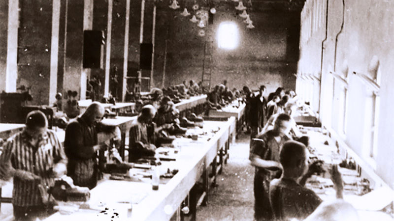 עובדי כפיה במפעל סימנס במחנה העבודה בוברק, תת מחנה של מתחם אושוויץ, מרכיבים חלקי מטוסים. סביבות שנת 1944 (מתוך ויקימדיה)