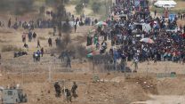 עזתים בהפגנות מול גדר הגבול בעזה 13 באפריל (AP Photo/Ariel Schalit)