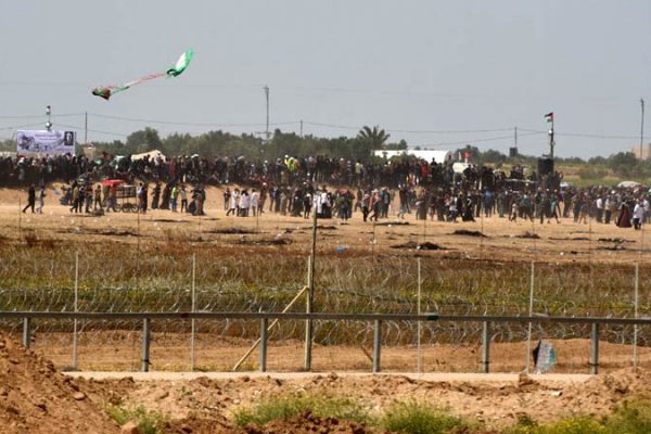 עפיפון, אליו חובר בקבוק תבערה לעבר כוחות צה"ל בסמוך לגדר. העפיפון נפל בשטח הרצועה. אין נפגעים ולא נגרם נזק (צילום: דו"צ)