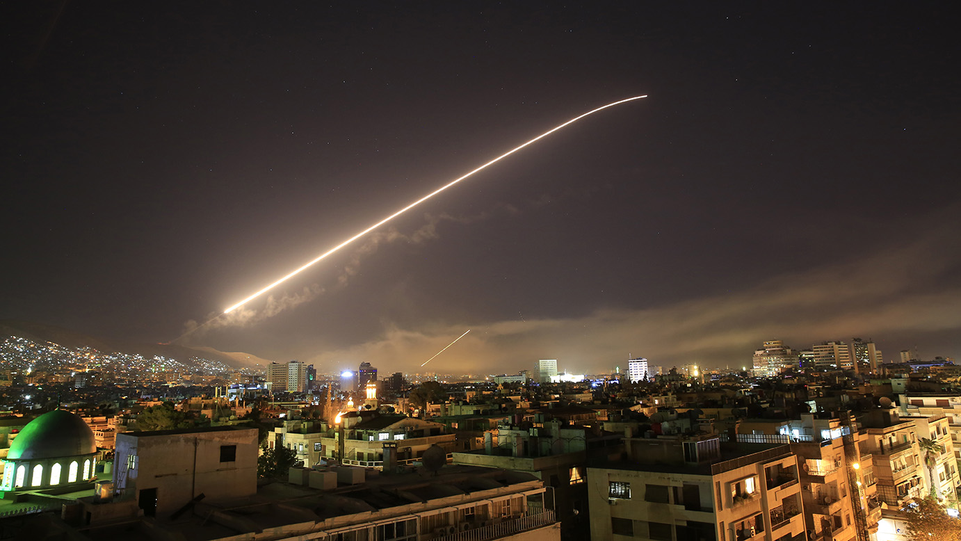 שמי דמשק במהלך תקיפת ארה&quot;ב, בריטניה וסוריה את יעדי צבא אסד, 14 באפריל 2018 (AP Photo/Hassan Ammar)
