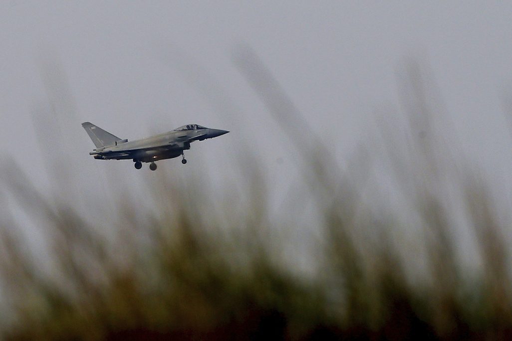 מטוס אמריקאי בתקיפה בסוריה (צילום ארכיו: AP Photo/Petros Karadjias)