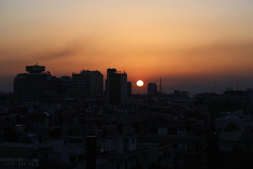עשן מיתמר מעל דמשק לאחר הפצצות כוחות ארה״ב, צרפת ובריטניה, 14 באפריל 2018 (צילום: AP Photo/Hassan Ammar).