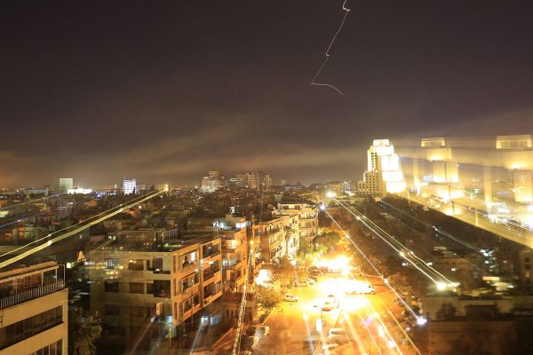 דמשק בעת הפצצות כוחות ארה״ב, צרפת ובריטניה, 14 באפריל 2018 (צילום: AP Photo/Hassan Ammar).