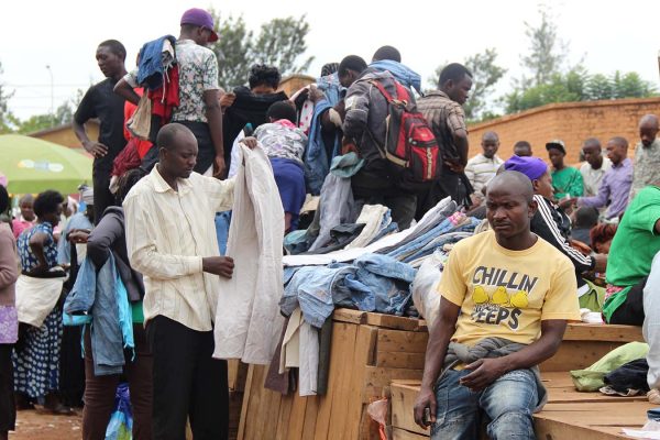 אנשים ברואנדה קונים בגדים יד שנייה שהגיעו ממדינות במערב (צילום: Sarine Arslanian / Shutterstock.com)