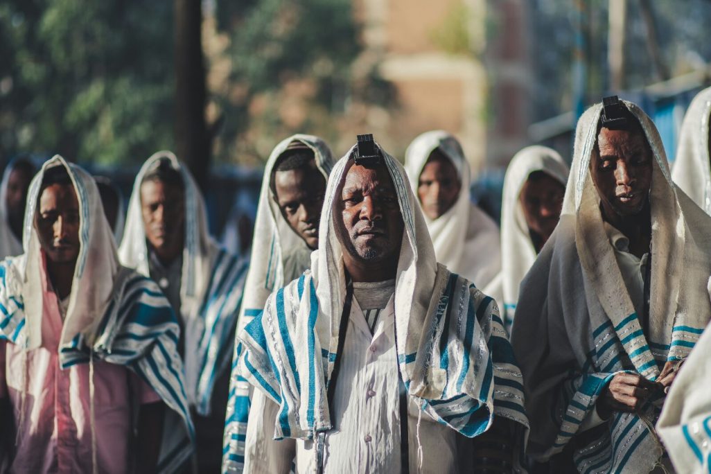 יהודים בתפילה באתיופיה (צילום: ליאור ספרנדאו).