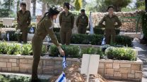 חיילות מניחות דגלים על קברי חללי צהר בחלקה הצבאית בהר הרצל 16 באפריל (צילום: הדס פרוש/ פלאש90)