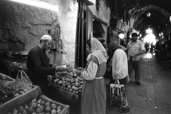 מראה כללי של השוק בעיר העתיקה בירושלים. 1980 (צילום: הרמן חנניה/ לע"מ)