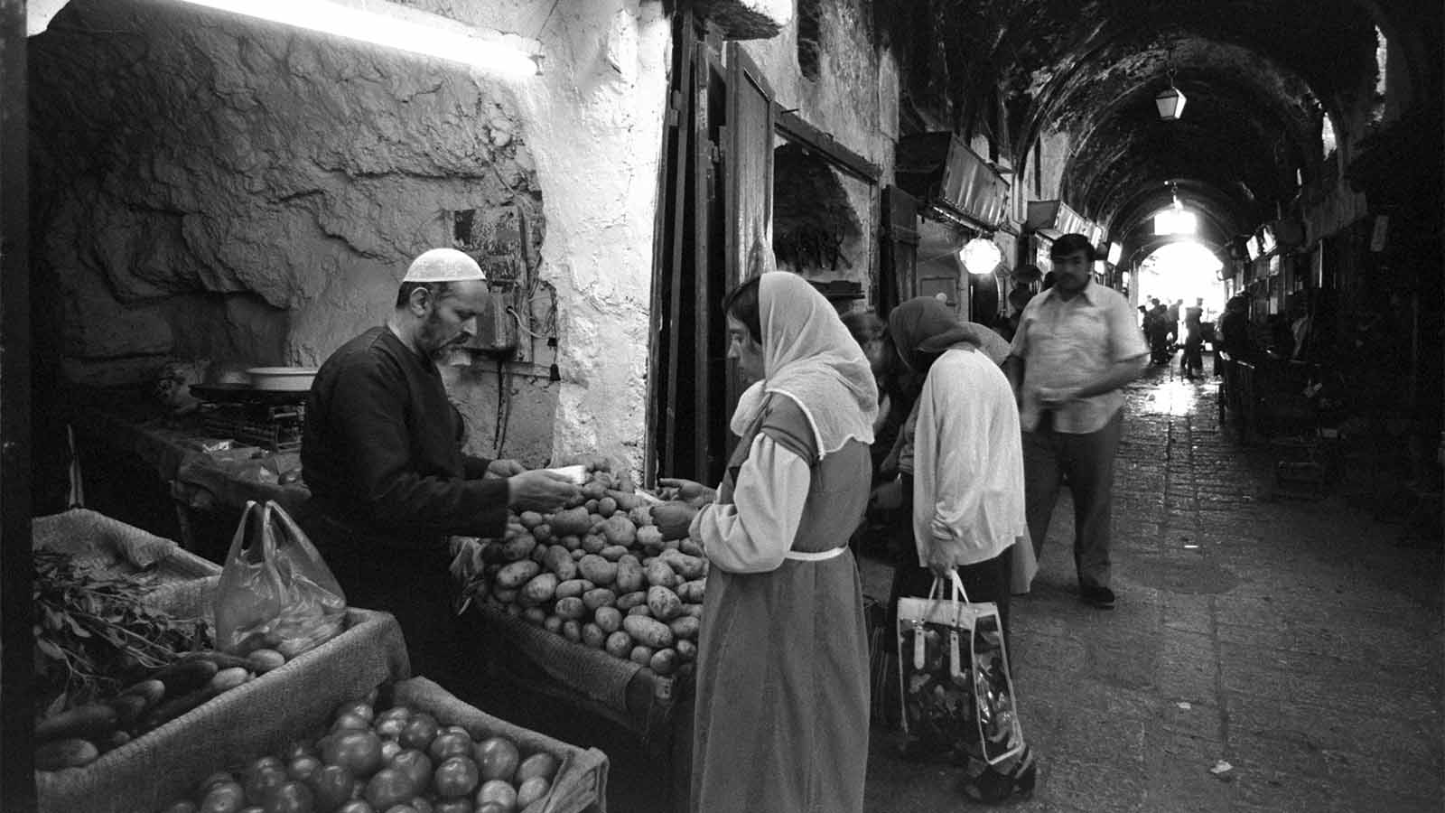 מראה כללי של השוק בעיר העתיקה בירושלים. 1980 (צילום: הרמן חנניה/ לע"מ)