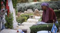 אמא ליד קבר של חלל צה"ל בחלקה צבאית בהר הרצל, 18 באפריל 2018 (צילום: מרים אלטשר/ פלאש90)