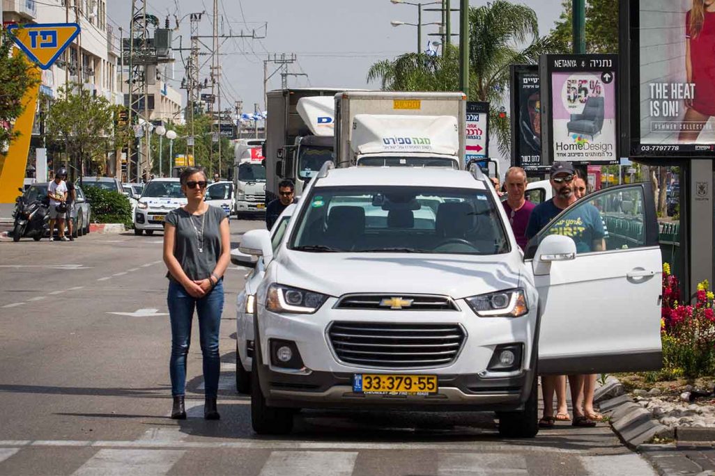ישראלים עומדים בצפירה ביום הזיכרון לחללי מערכות ישראל 2018 (צילום:  פלאש90)