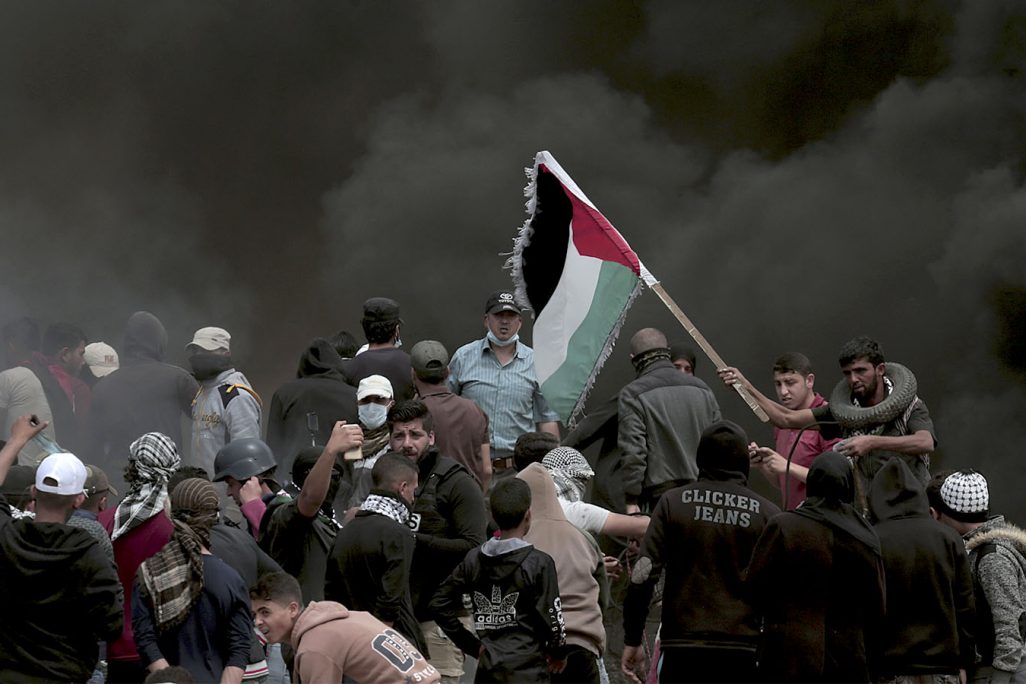 עזתים מיידים אבנים ושורפים צמיגים בהפגנות מול גדר הגבול בעזה 20 באפריל (AP Photo/ Adel Hana)