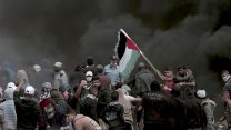 עזתים מיידים אבנים ושורפים צמיגים בהפגנות מול גדר הגבול בעזה 20 באפריל (AP Photo/ Adel Hana)
