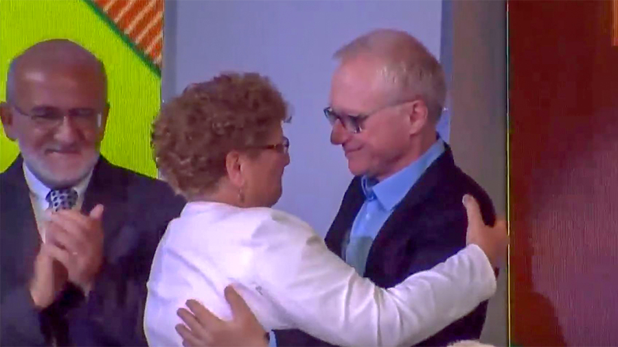 מרים פרץ, כלת פרס ישראל, ניגשת לחבק את דוד גרוסמן, חתן פרס ישראל (צילום מסך מ"כאן 11")