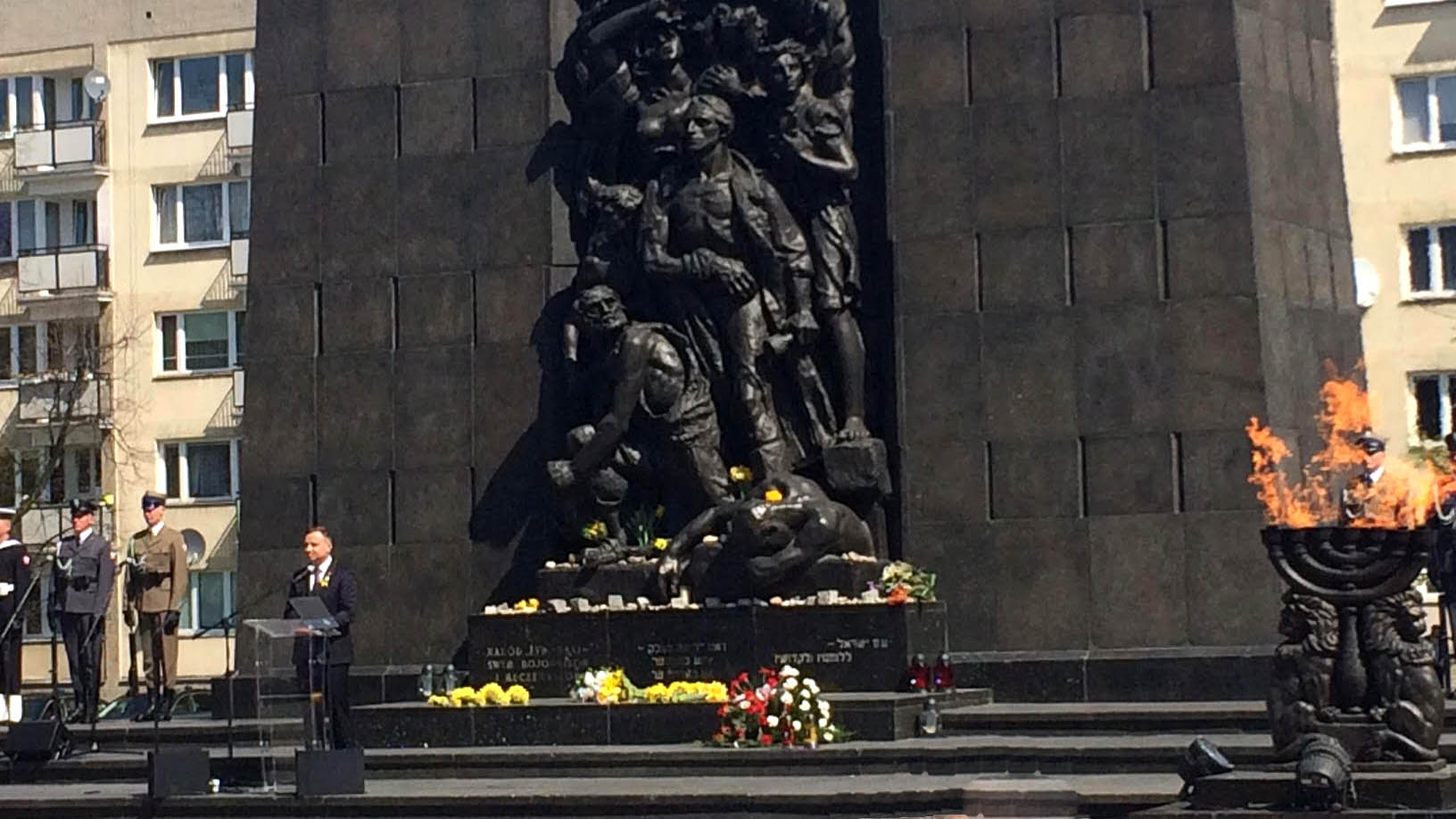 נשיא פולין אנדז'יי דודא, בטקס באנדרטה לזכר גיבורי מרד גטו ורשה (צילום: ניסן צור).