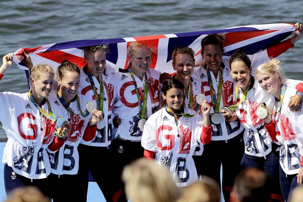 זואי דה טולדו ונבחרת החתירה של בריטניה עם מדליית הכסף באולימפיאדת ריו 2016. (AP Photo/Matt York)