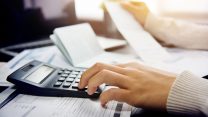 טיפול בחשבונות (צילום אילוסטרציה: Shutterstock).