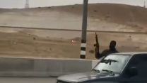 צילום מסך מתוך תיעוד של בדואים תושבי הנגב, יורים בנשק אוטומטי באין מפריע לאור היום (אפריל 2018)
