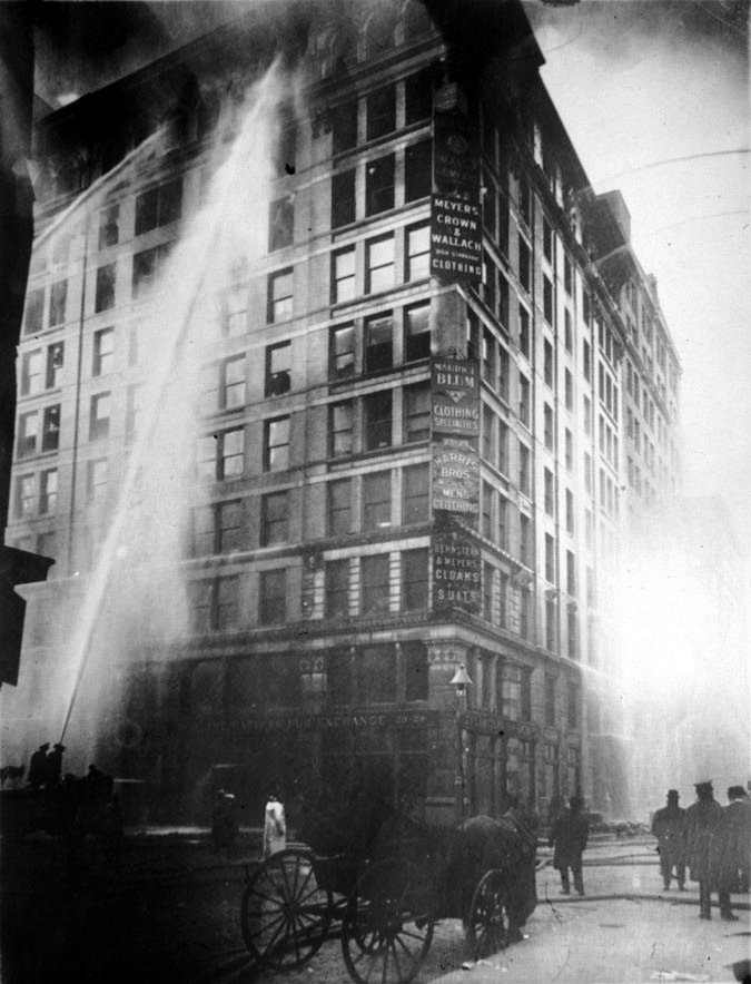 מפעל החולצות טריאנגל במהלך השריפה מרץ 1911 (מתוך ויקימדיה)