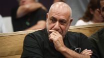 ניצב בדימוס ניסו שחם בבית המשפט, 24 באפריל 2018. (מרים אלסטר / פלאש90)