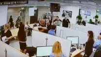 תקיפת עובד בלשכת ההוצאה לפועל בתל אביב (צילום מסך ממצלמת האבטחה)