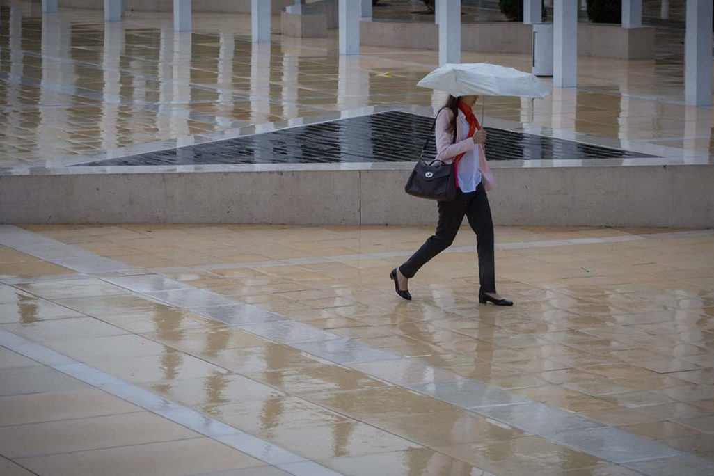 גשם בתל אביב (צילום ארכיון: מרים אלסטר  פלאש90)