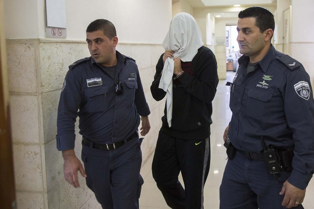 בן דרי שוטר מג"ב שהואשם בגרימת מוות ברשלנות של מפגין פלסטיני בביתוניא ב-15 במאי 2014, מובל לבית המשפט ב-30 בדצדמבר 2014 (צילום: יונתן זינדל/ פלאש90)