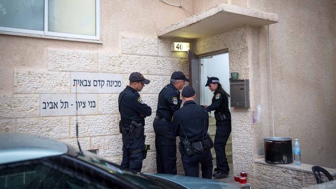שוטרים עומדים מחוץ למכינה הקדם צבאית בני ציון &#8211; תל אביב 26 באפריל (צילום: מרים אלטשר/ פלאש90)