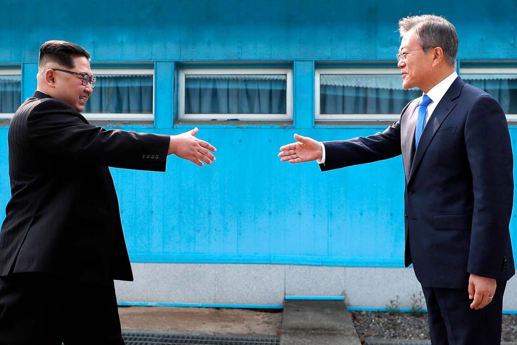 מנהיגי קוריאה הדרומית והצפונית נפגשים באזור המפורז בגבול בין המדינות. 27 באפריל (Korea Summit Press Pool via AP)