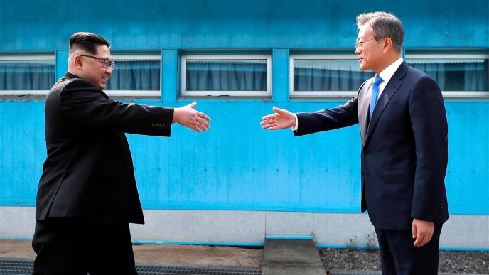 מנהיגי קוריאה הדרומית והצפונית נפגשים באזור המפורז בגבול בין המדינות. 27 באפריל (Korea Summit Press Pool via AP)