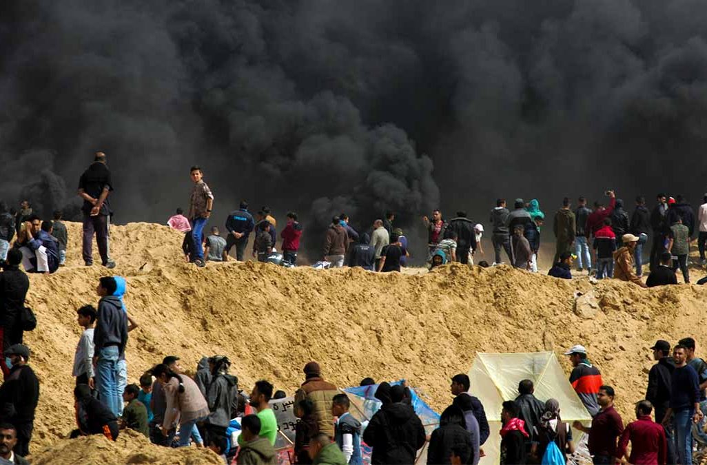 עימותים בין מפגינים פלסטינים לחיילי צה"ל בגבול רצועת עזה, מזרחית לחאן יונס, 28 באפריל 2018 (עבד רחים כתיב  פלאש90)